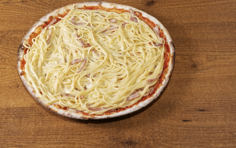 PIZZA ESPAGUETI A LA CARBONARA