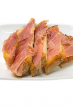 TOSTADAS CON  JAMON SERRANO